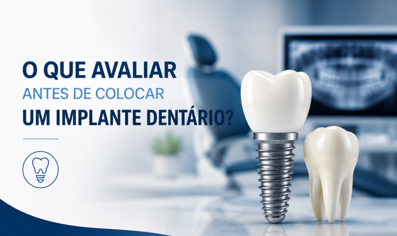 Dentista avaliando condições para colocação de implante dentário.